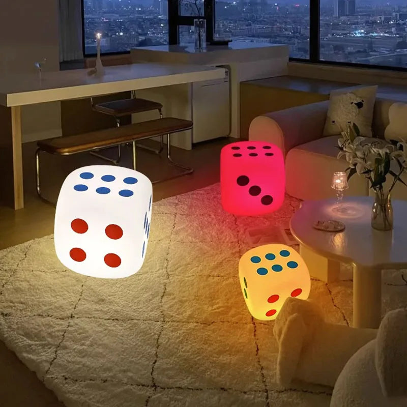 Lampada da tavolo a dado gigante con cassetti