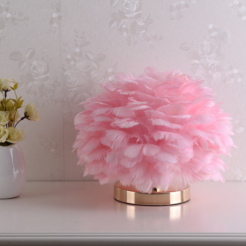Lampada da tavolo con piume decorative per camera da letto
