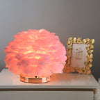 Lampada da tavolo con piume decorative per camera da letto