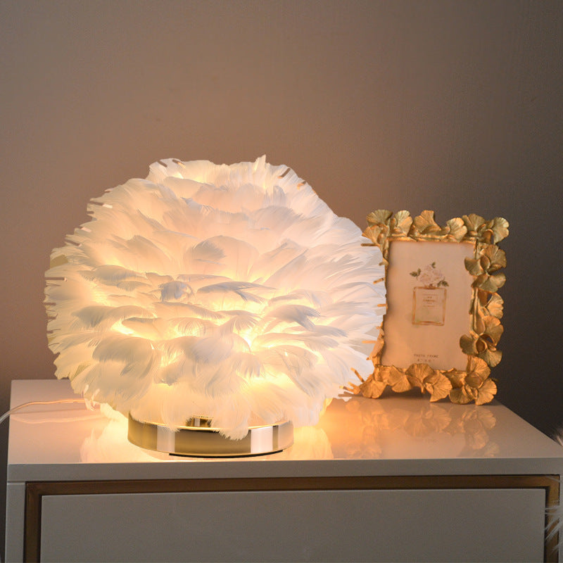 Lampada da tavolo con piume decorative per camera da letto