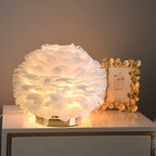 Lampada da tavolo con piume decorative per camera da letto