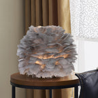 Lampada da tavolo con piume decorative per camera da letto