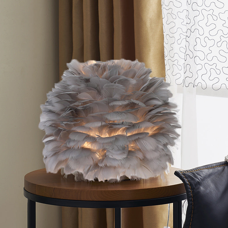 Lampada da tavolo con piume decorative per camera da letto
