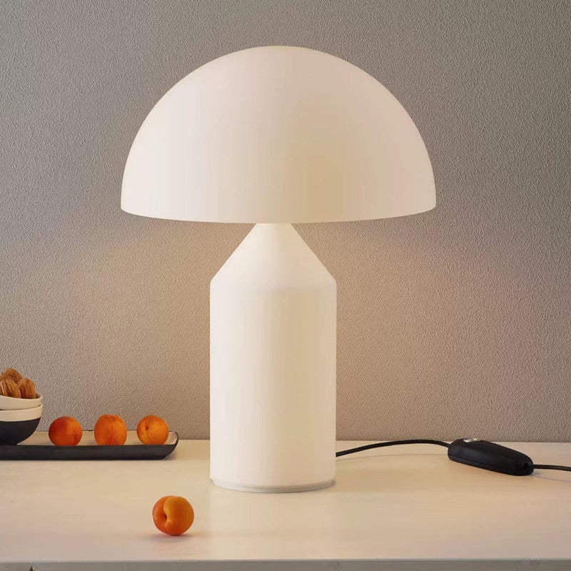 Lampada da tavolo moderna con cupola