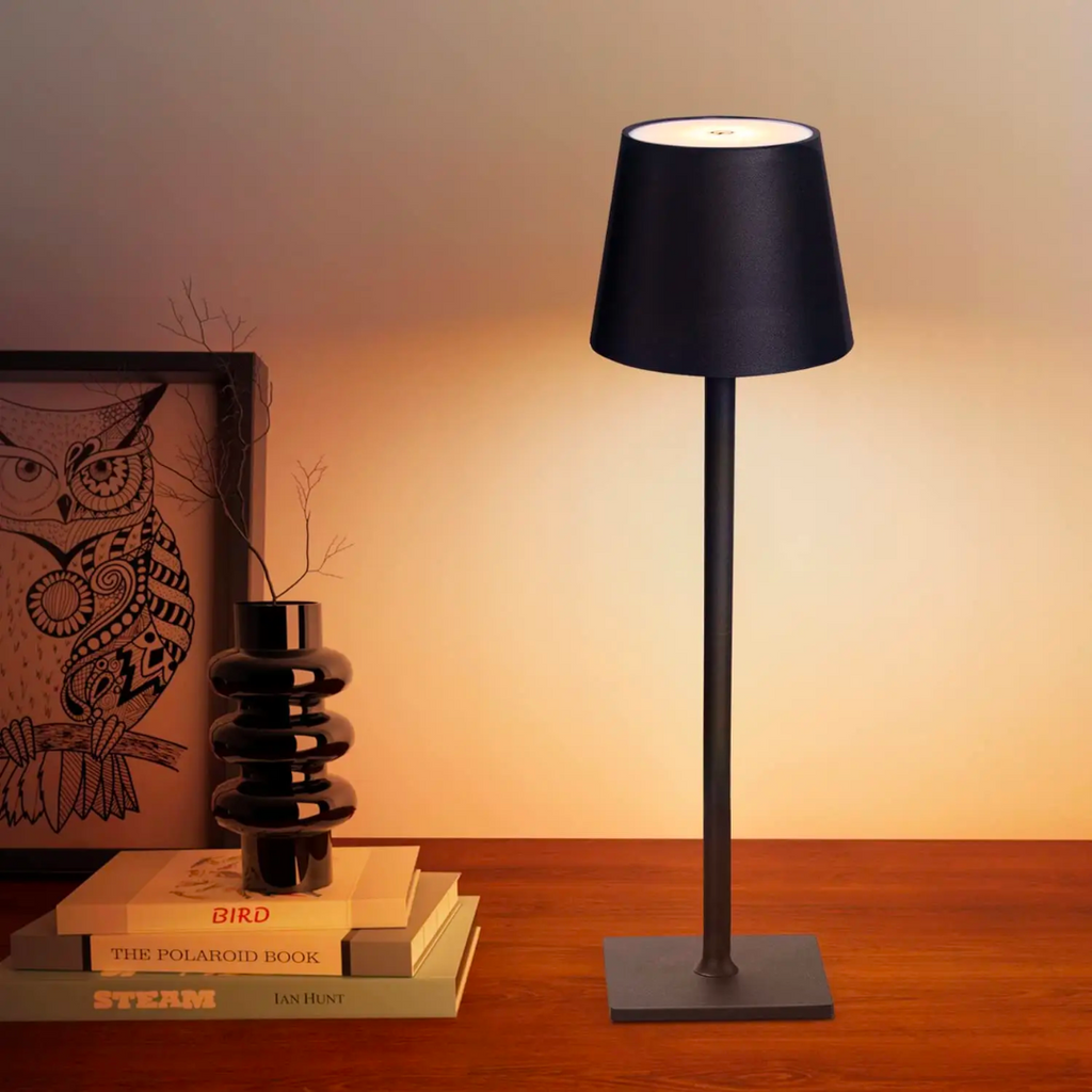 Lampada da tavolo senza fili dimmerabile a LED con design minimalista AuraTable