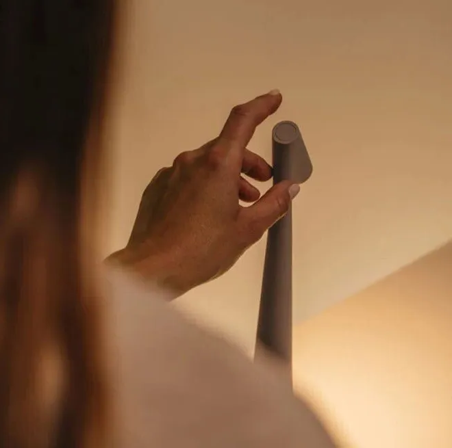 Lampada da tavolo wireless LED design nordico minimalista