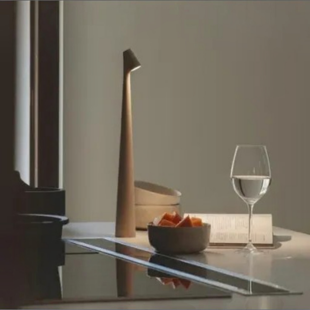 Lampada da tavolo wireless LED design nordico minimalista