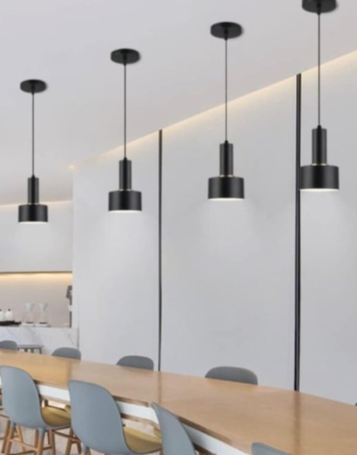 Lampadario regolabile dal carattere industriale in metallo e ottone