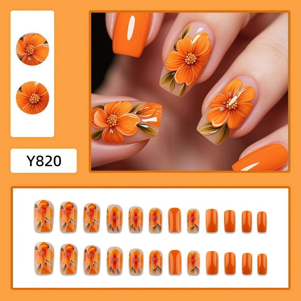 Nail art con motivi floreali