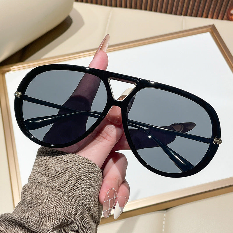 Occhiali da sole donna con design stravagante e lenti particolari