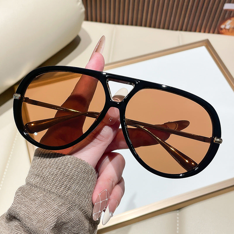 Occhiali da sole donna con design stravagante e lenti particolari