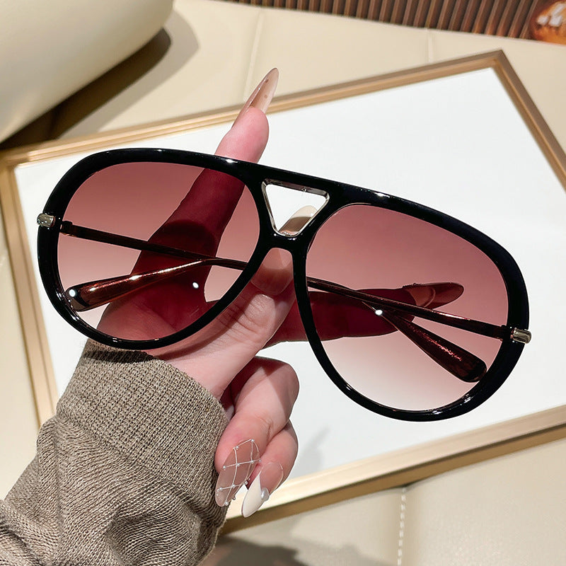 Occhiali da sole donna con design stravagante e lenti particolari