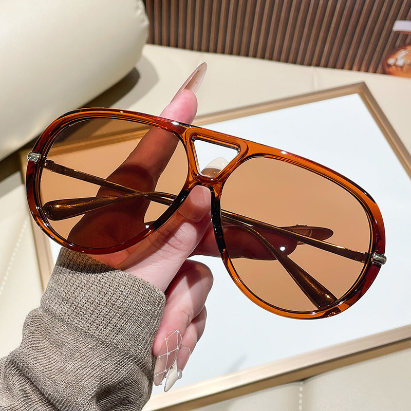 Occhiali da sole donna con design stravagante e lenti particolari
