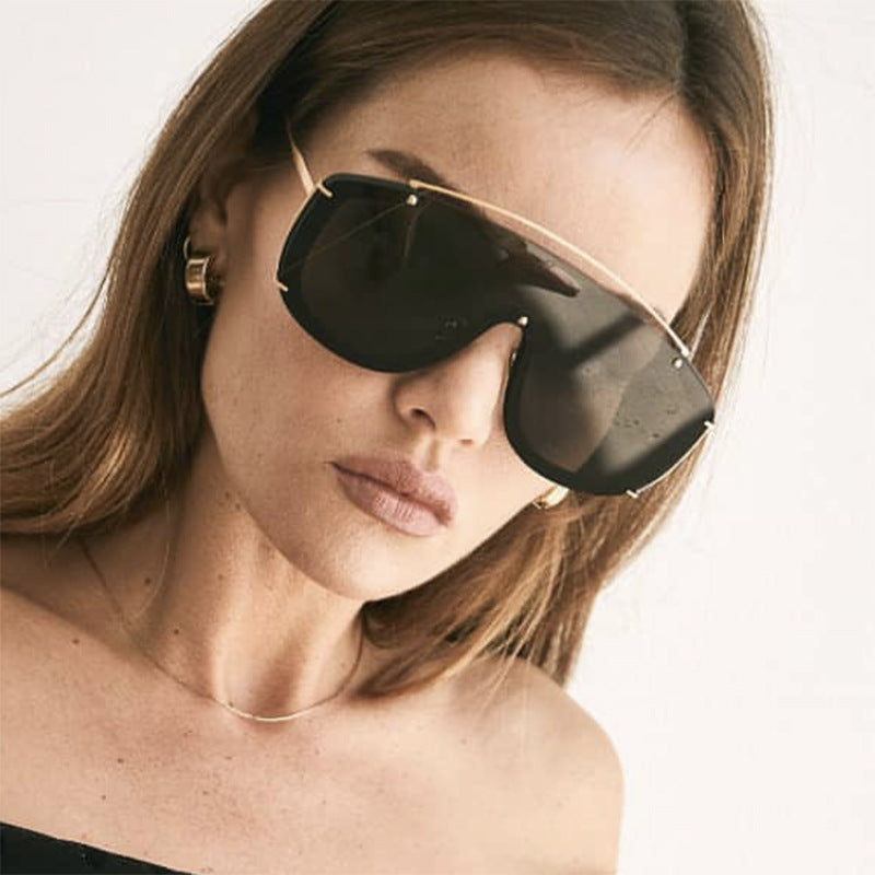 Occhiali da sole donna stile maschile con sfumature fashion e dettagli dorati