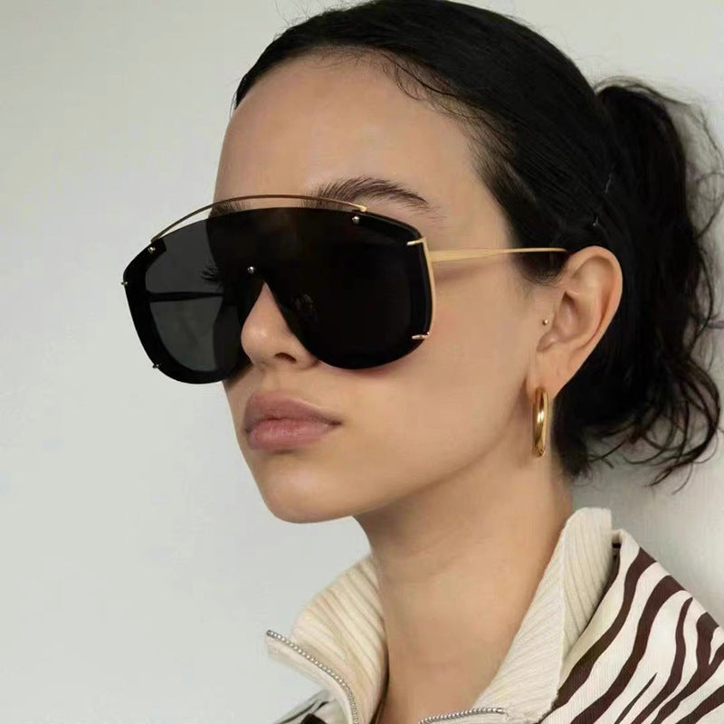 Occhiali da sole donna stile maschile con sfumature fashion e dettagli dorati