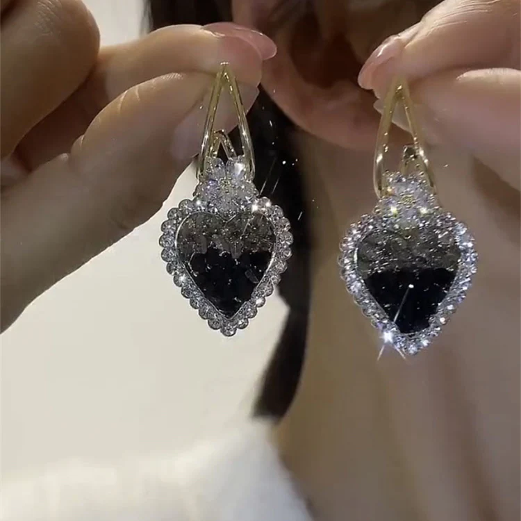 Orecchini con cuore in cristalli verdi