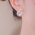 Orecchini eleganti con perle e strass