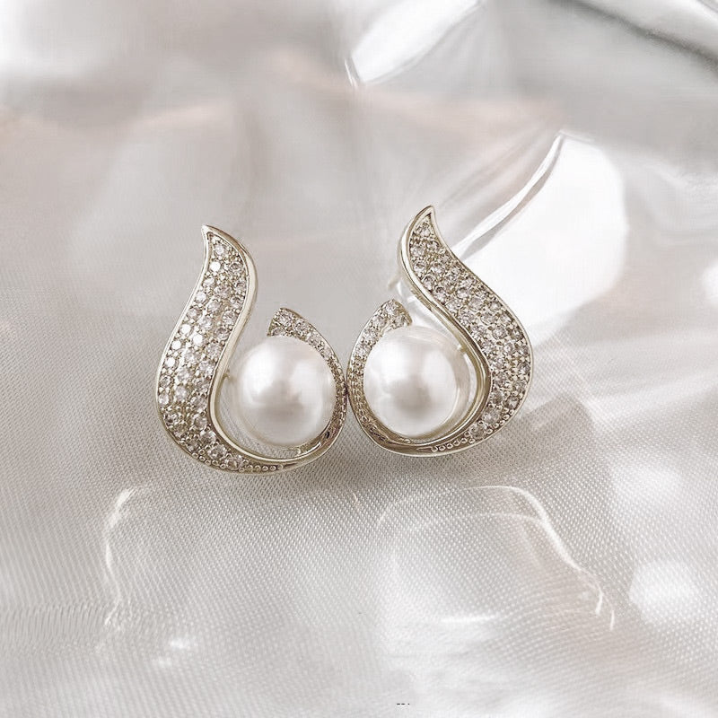 Orecchini eleganti con perle e strass