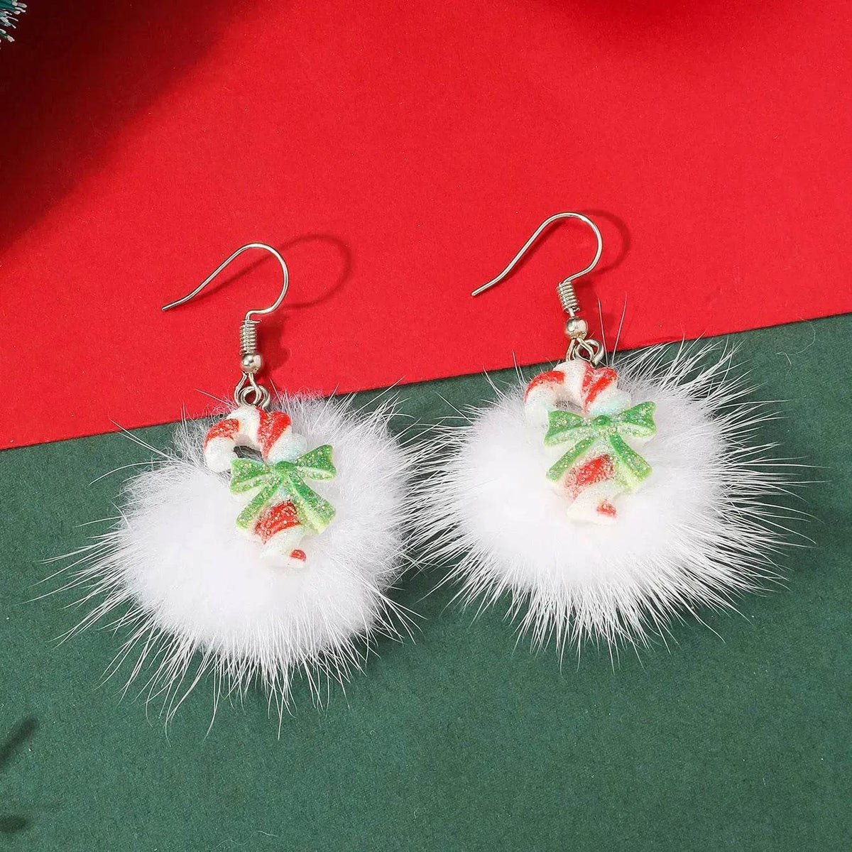 Orecchini natalizi con pon pon e fiocchi di neve