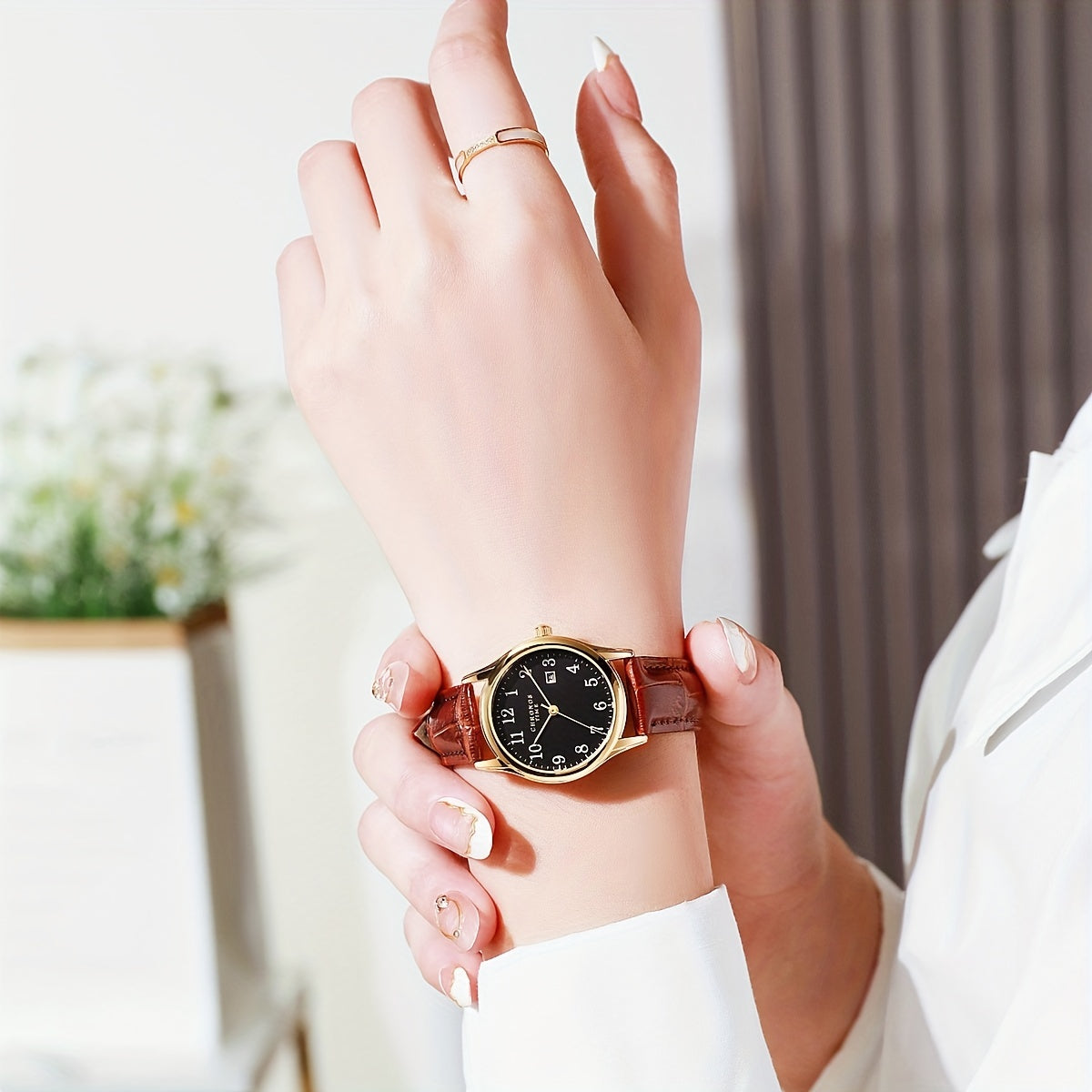 Orologio da polso al quarzo con cinturino in similpelle – Accessorio elegante per lei