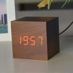 Orologio digitale LED in legno elegante