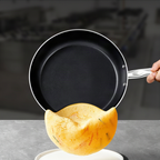 Padella antiaderente con coperchio in vetro e fondo in ghisa