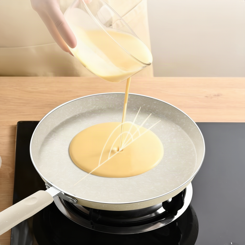 Padella antiaderente con coperchio in vetro e fondo in ghisa