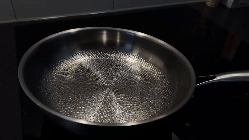Padella in titanio martellato senza rivestimento – per tutti i piani cottura
