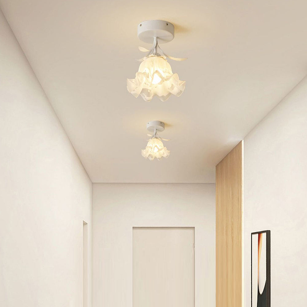 Plafoniera con vetro floreale decorativo