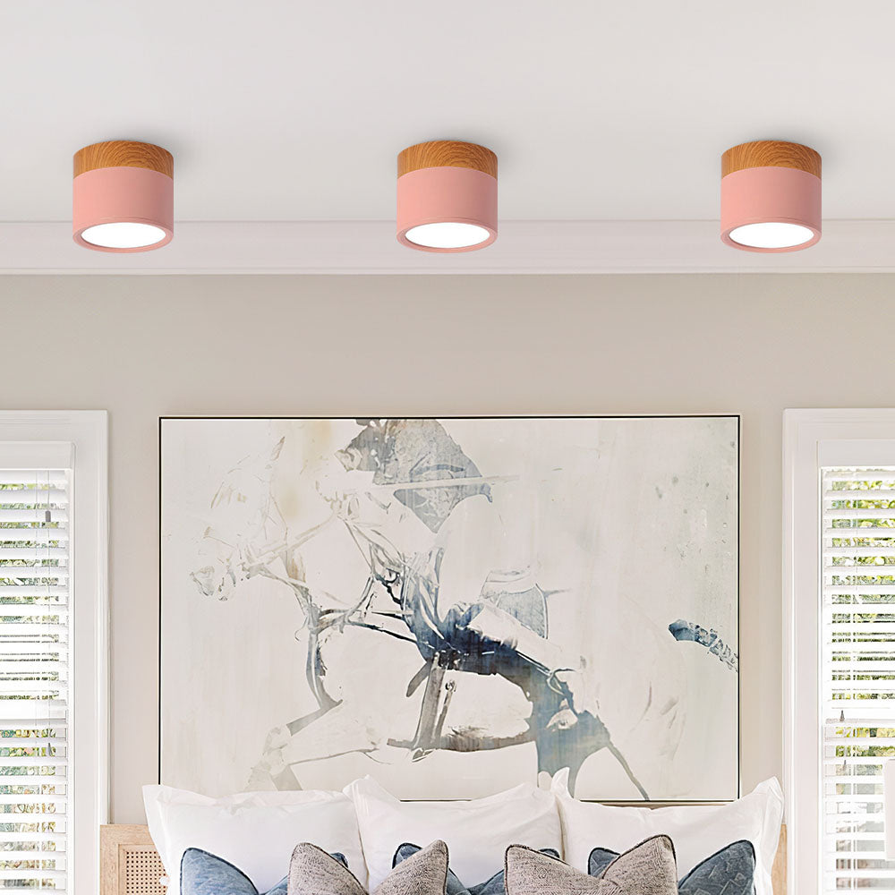 Plafoniera LED a filo soffitto con finitura legno rosa