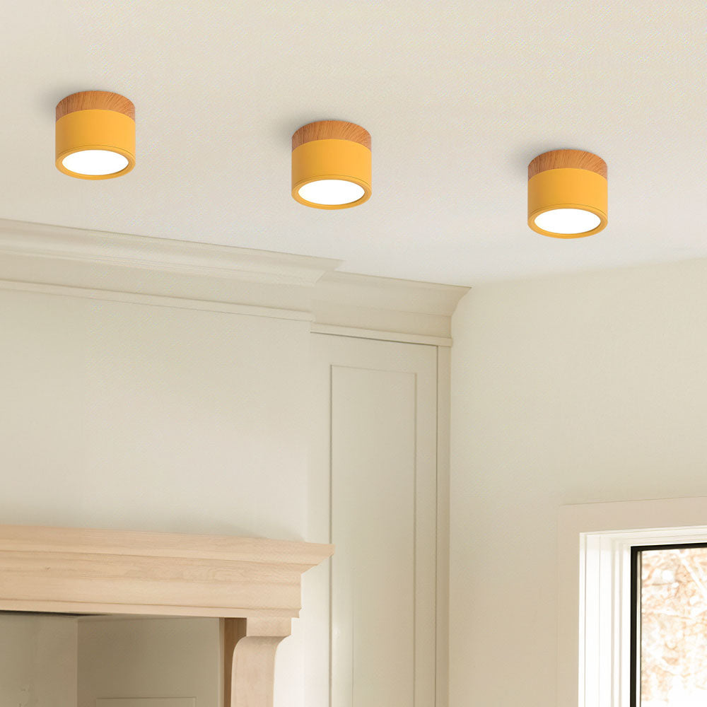 Plafoniera LED a filo soffitto con finitura legno rosa