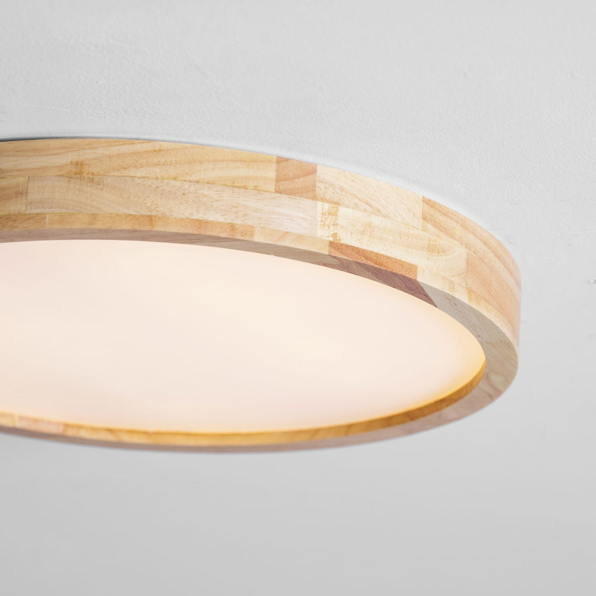 Plafoniera LED geometrica in legno a filo soffitto