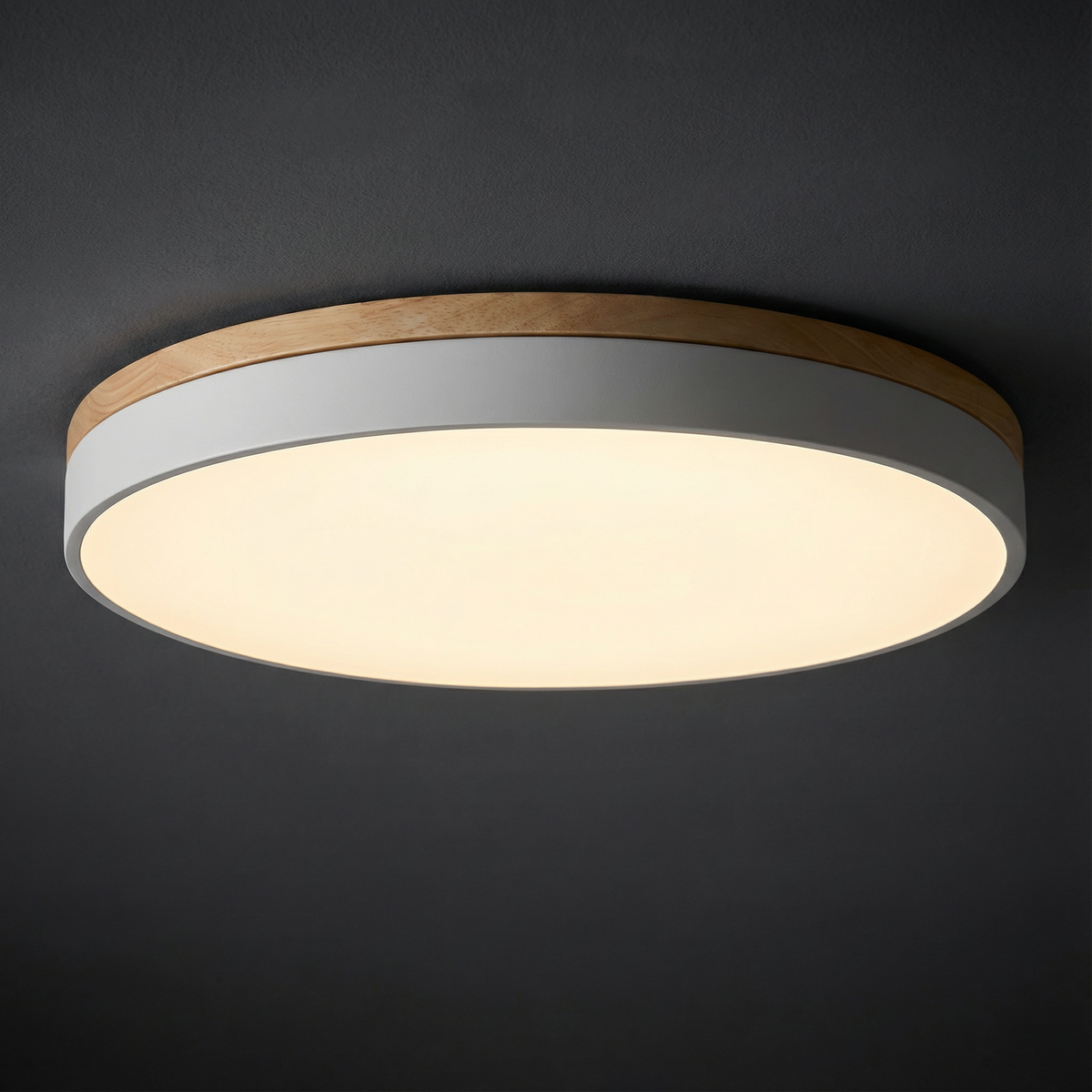 Plafoniera rotonda a filo soffitto con finitura in legno