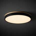 Plafoniera rotonda a filo soffitto con finitura in legno