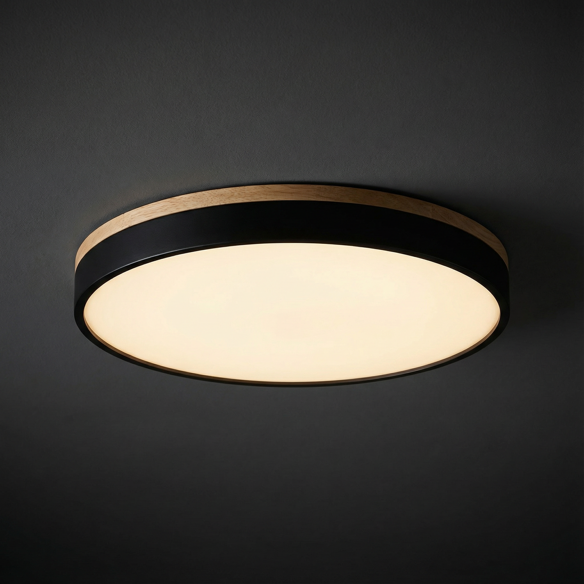 Plafoniera rotonda a filo soffitto con finitura in legno
