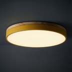 Plafoniera rotonda a filo soffitto con finitura in legno