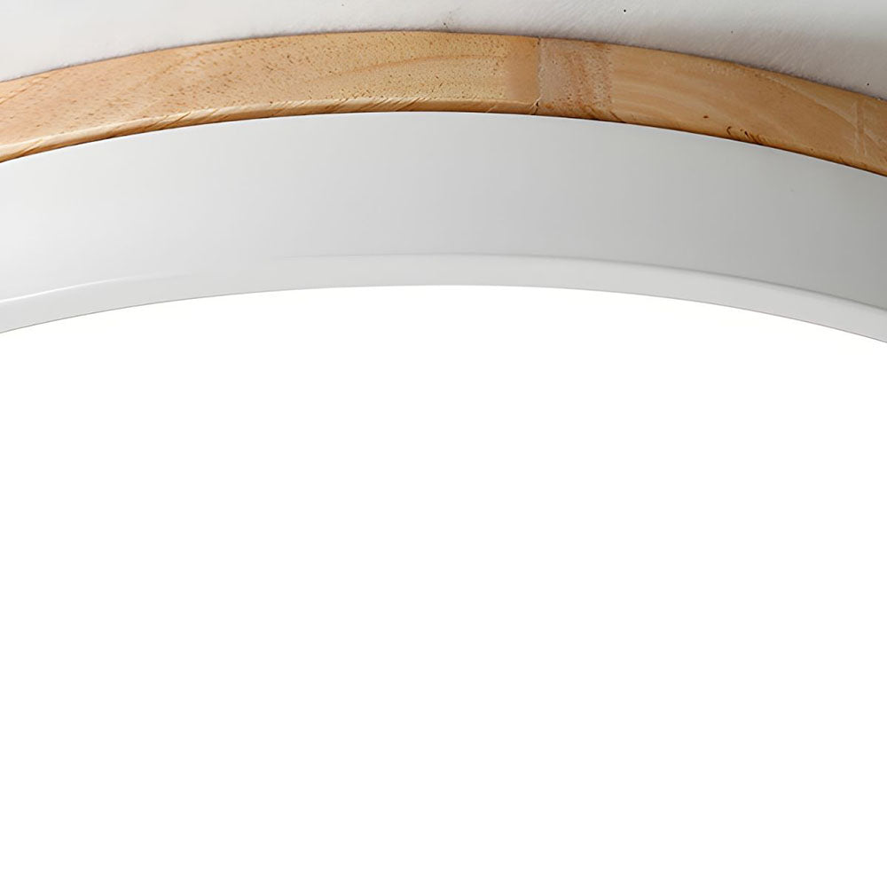 Plafoniera rotonda a filo soffitto con finitura in legno