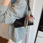 Pochette a tracolla con texture elegante