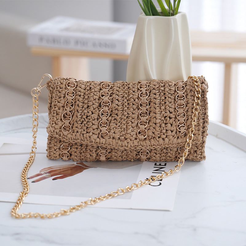 Pochette con tracolla a catena e chiusura macramè artigianale