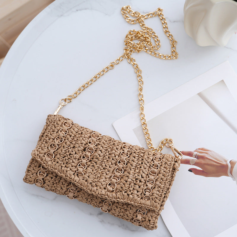 Pochette con tracolla a catena e chiusura macramè artigianale