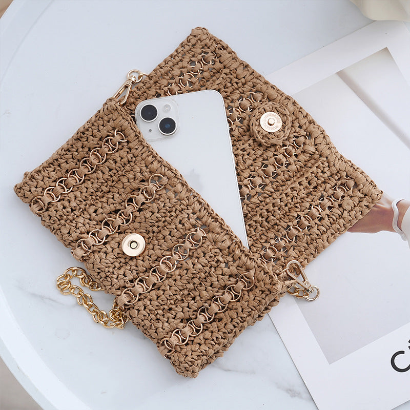 Pochette con tracolla a catena e chiusura macramè artigianale