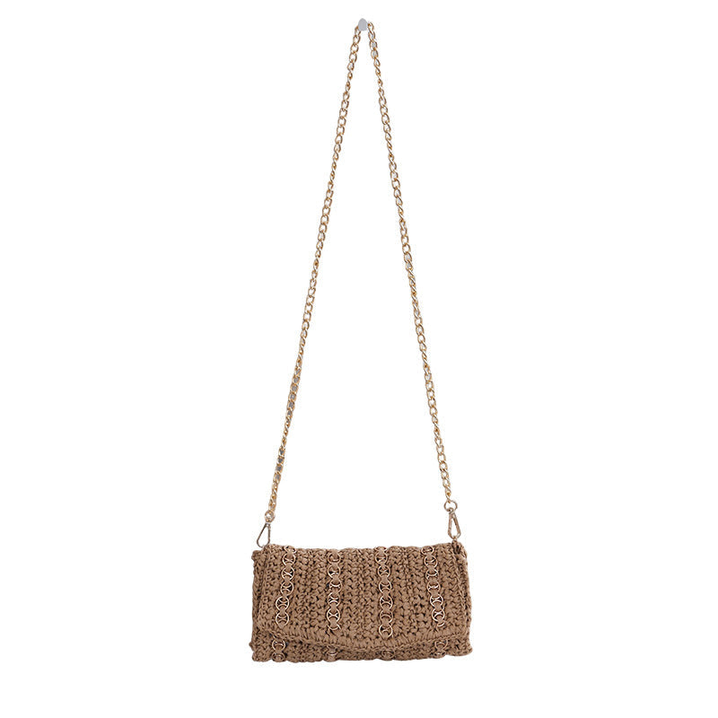 Pochette con tracolla a catena e chiusura macramè artigianale