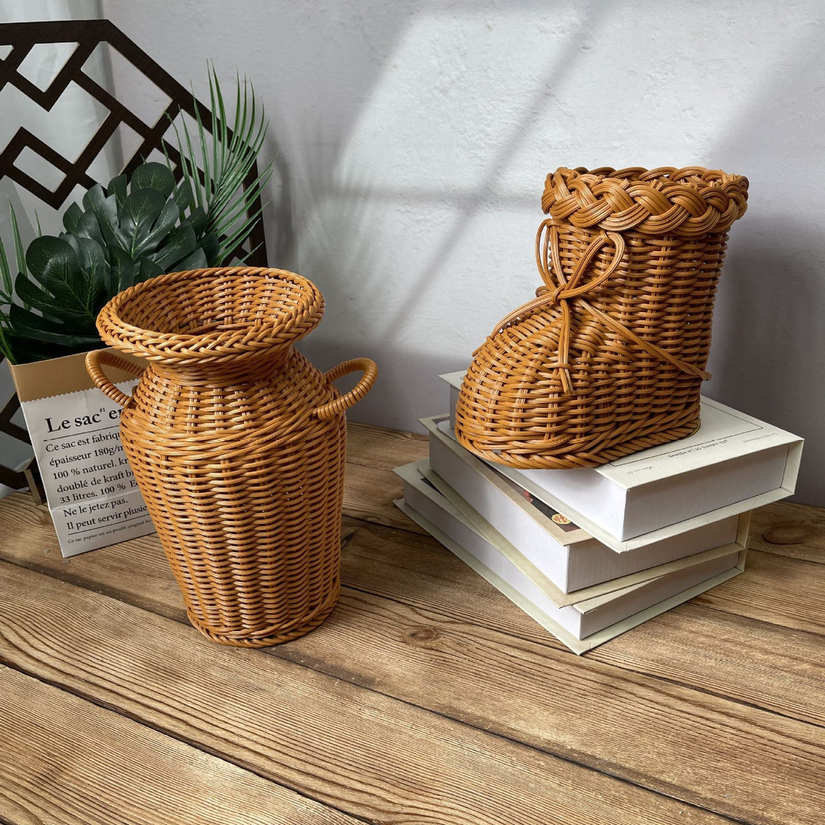 Portavaso decorativo a forma di scarpa in rattan intrecciato