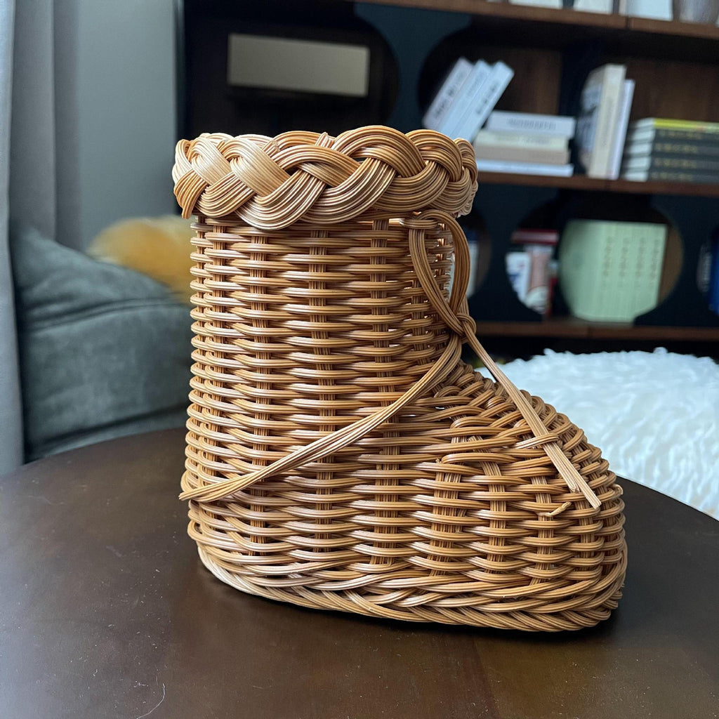 Portavaso decorativo a forma di scarpa in rattan intrecciato
