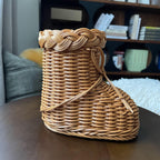 Portavaso decorativo a forma di scarpa in rattan intrecciato