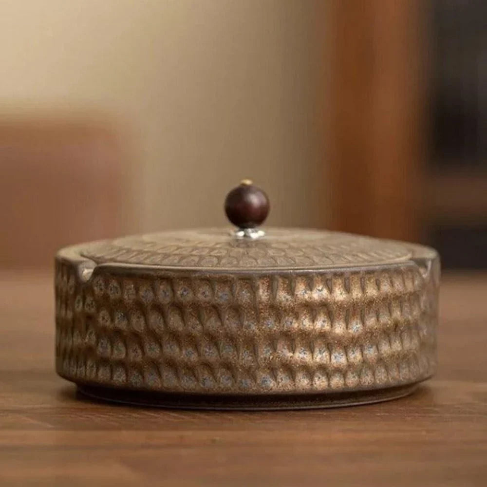 Posacenere in ceramica smaltata artigianale con coperchio in legno naturale