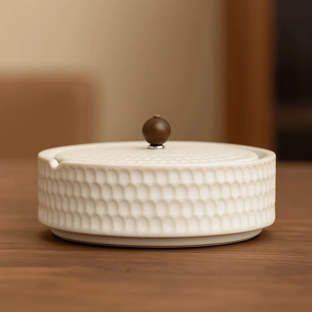 Posacenere in ceramica smaltata artigianale con coperchio in legno naturale