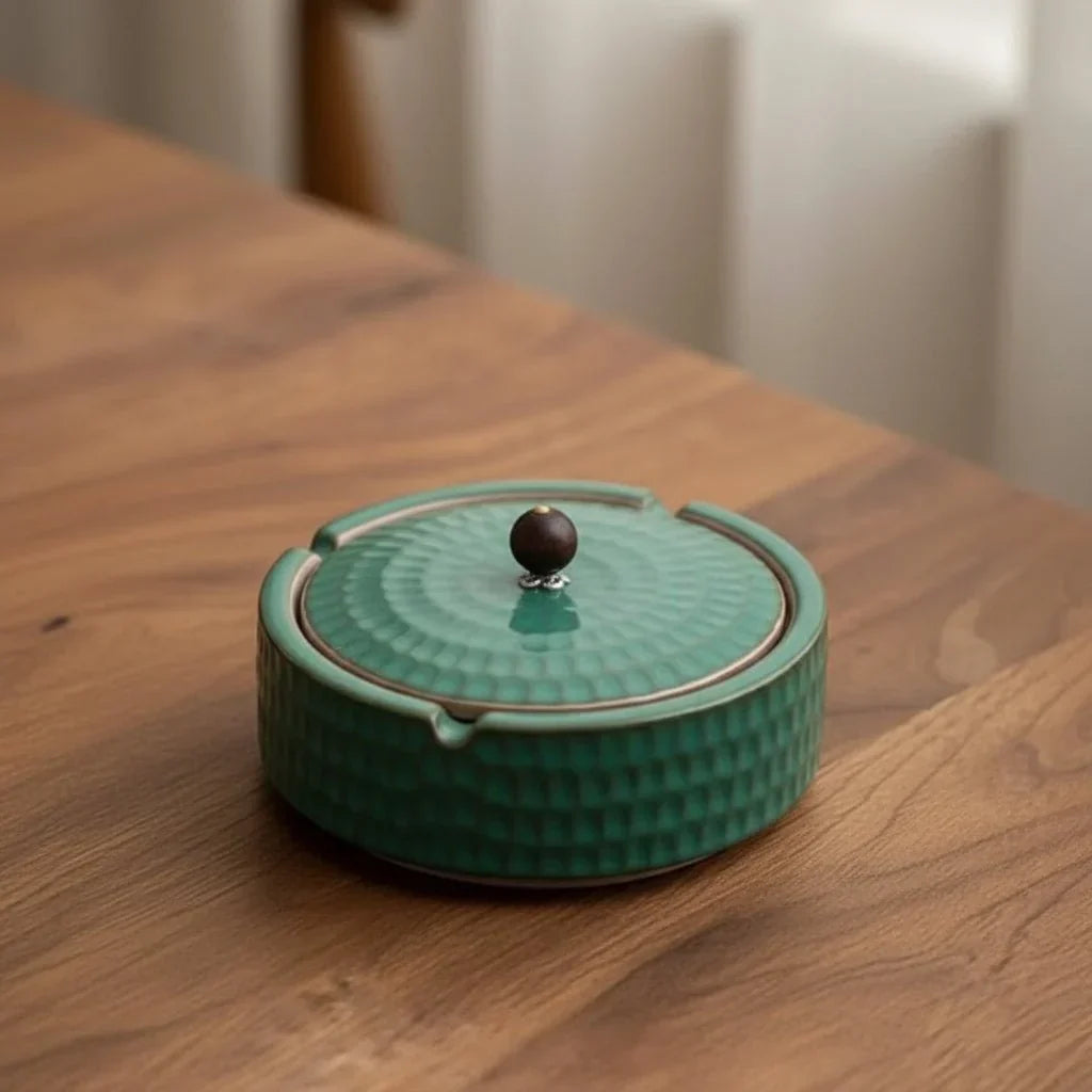 Posacenere in ceramica smaltata artigianale con coperchio in legno naturale