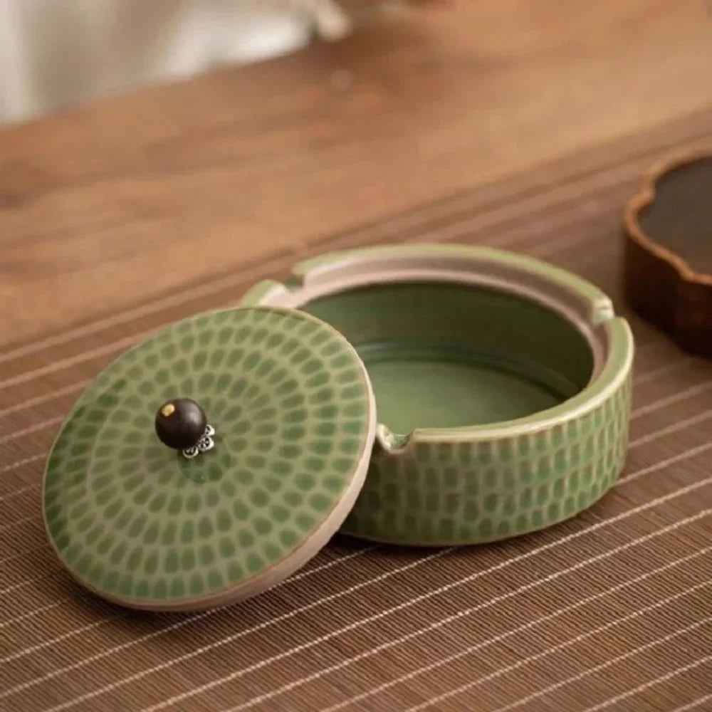 Posacenere in ceramica smaltata artigianale con coperchio in legno naturale