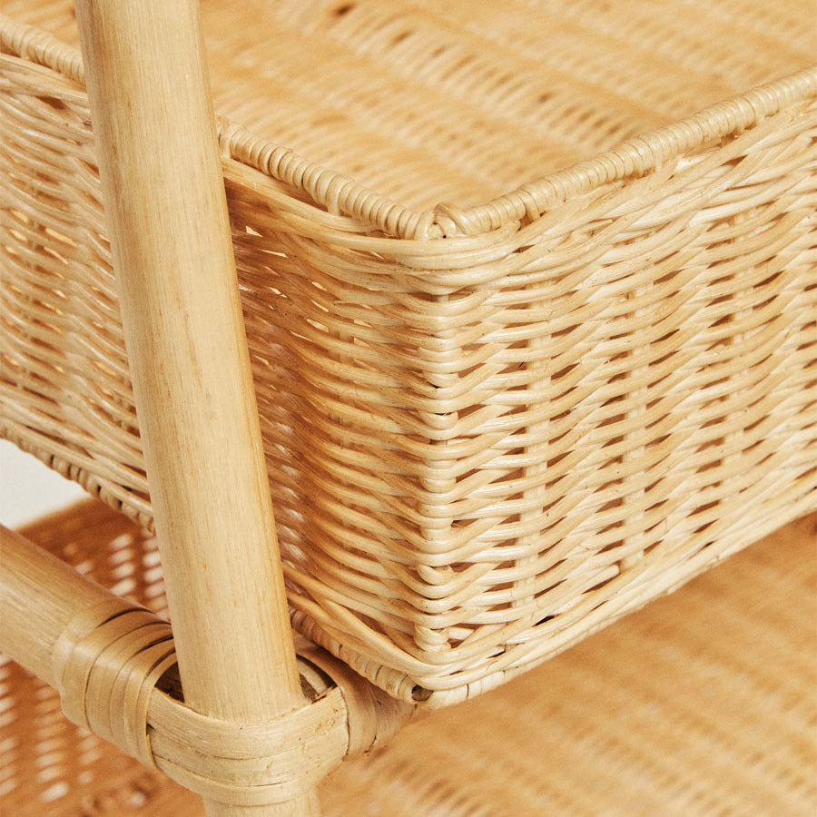 Scaffale multifunzione con cesti intrecciati